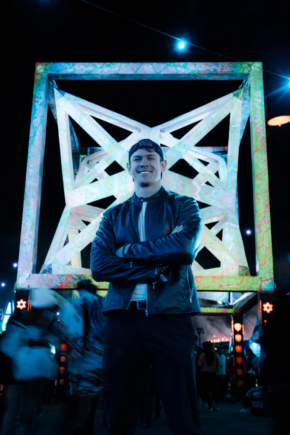 The Amplified Pianist at Dreamstate 2025, beneath blue festival lights.